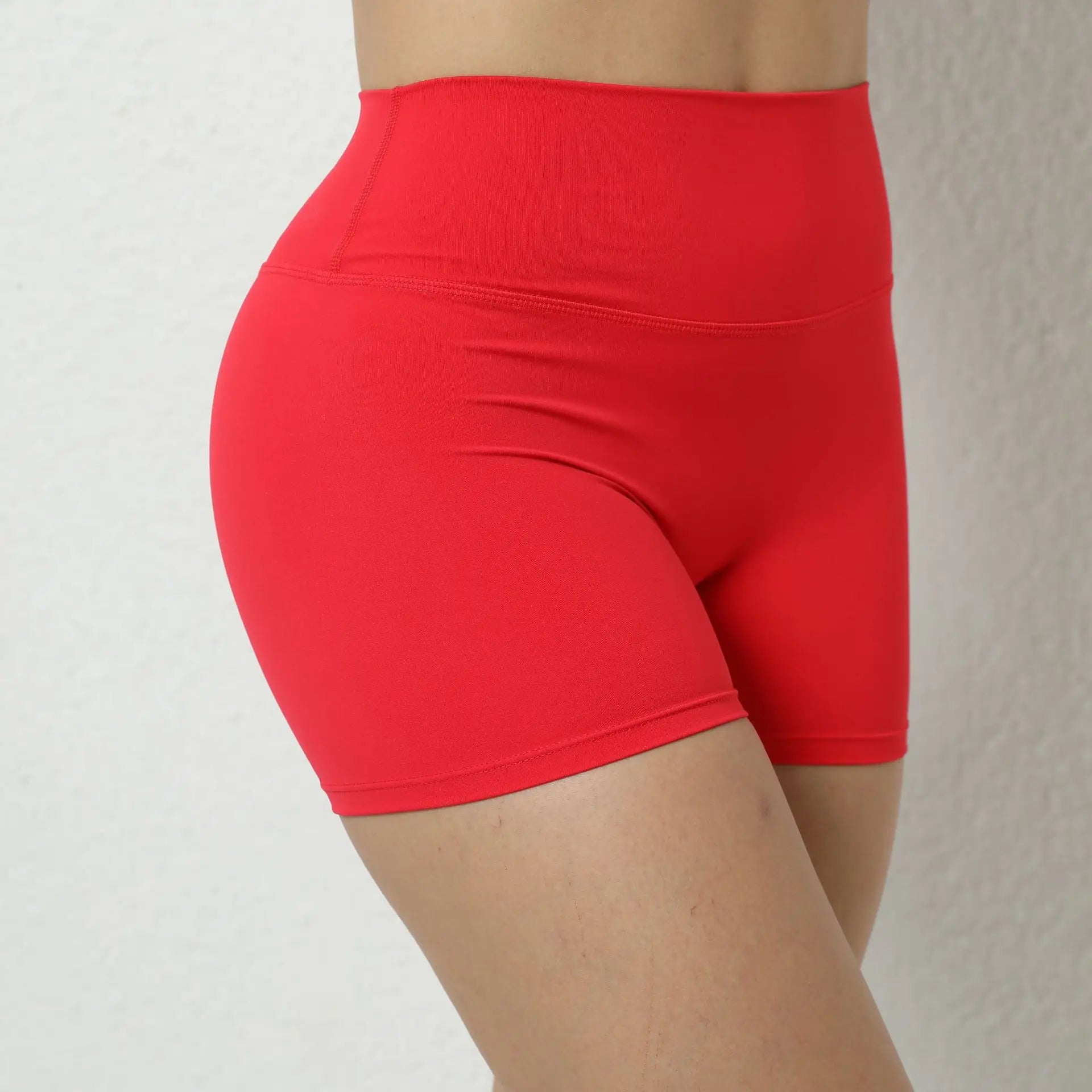 Shorts Deportivos Push Up Blancos con Tejido Ajustado – Belovecraft™